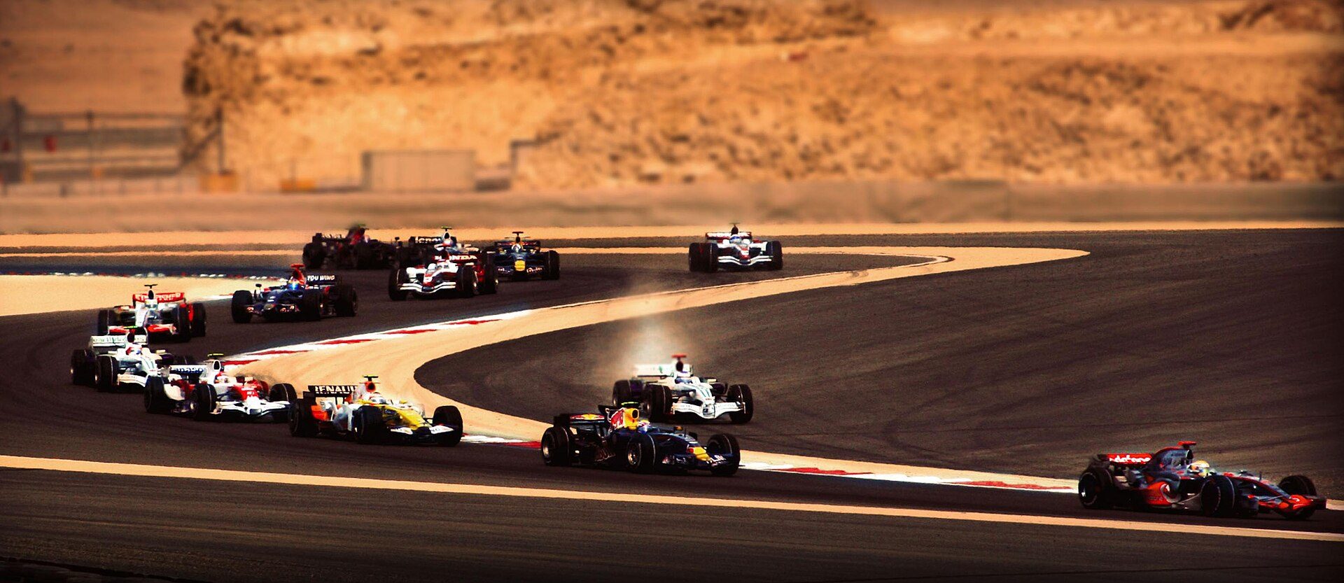Bahrain International Circuit: first lap of the 2008 Bahrain Grand Prix
