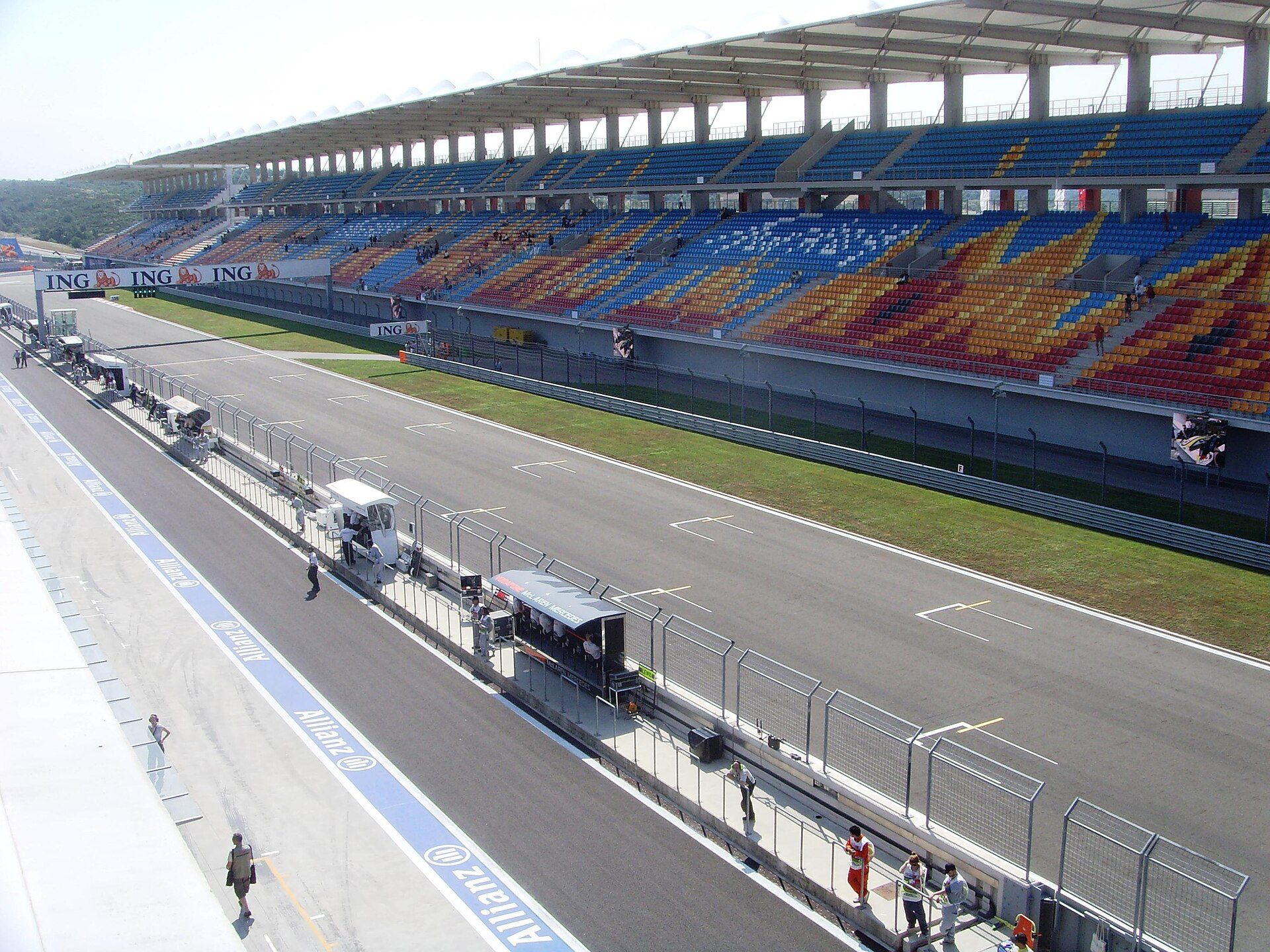 Istanbul Park: main grandstand over the pit straight