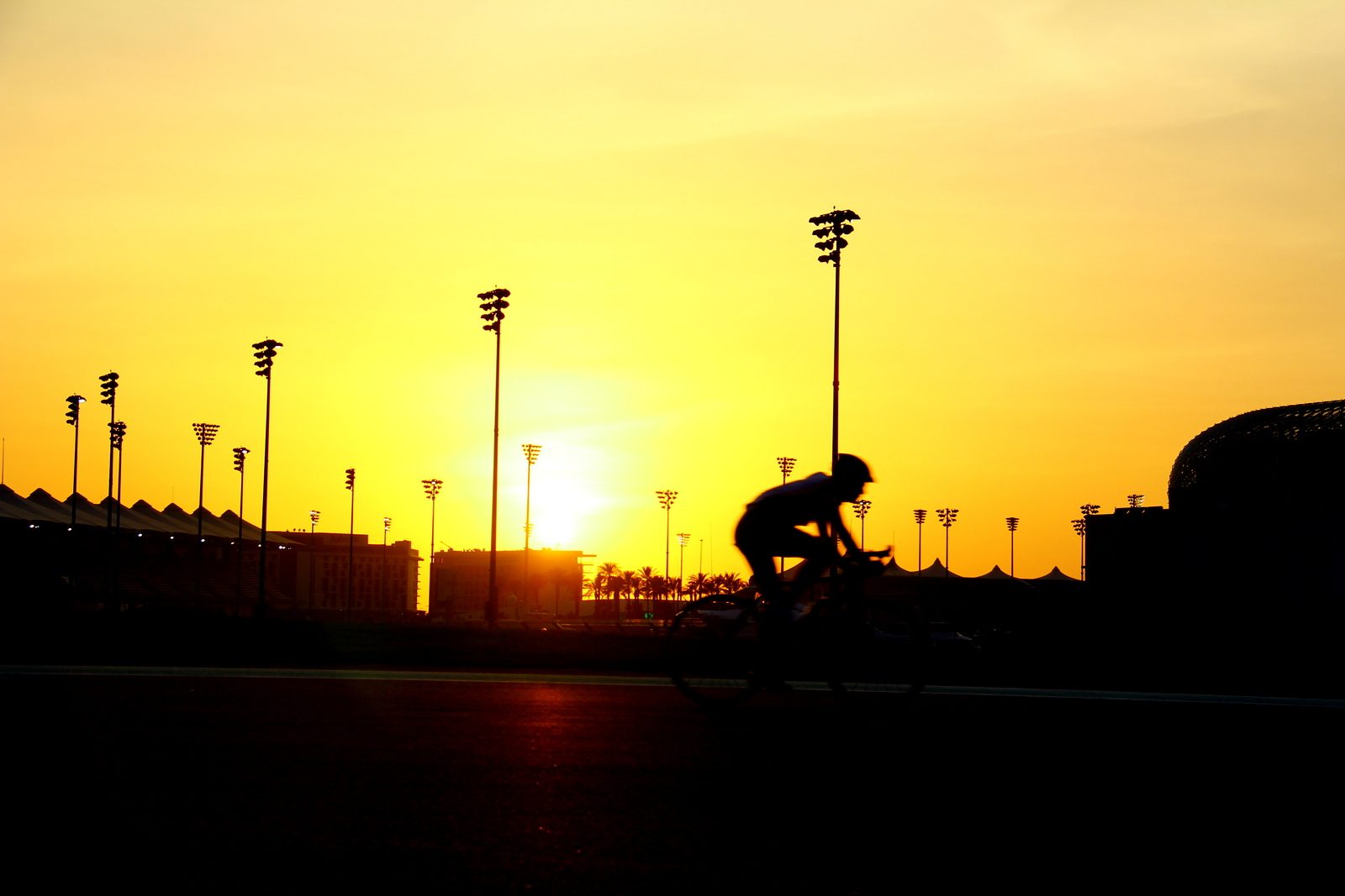 Yas Marina Circuit: Pedalando no por do sol no circuito Yas Marina - Cycling sunset at Yas Marina circuit - Abu Dhabi